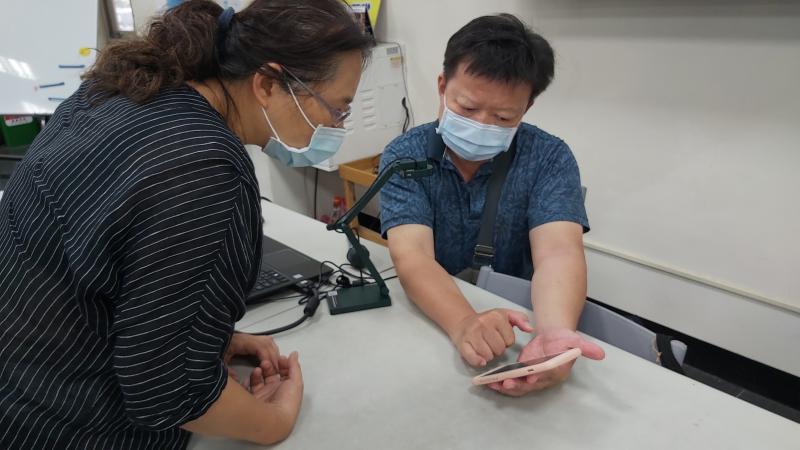 講師向學員講解修圖APP的操作方式。