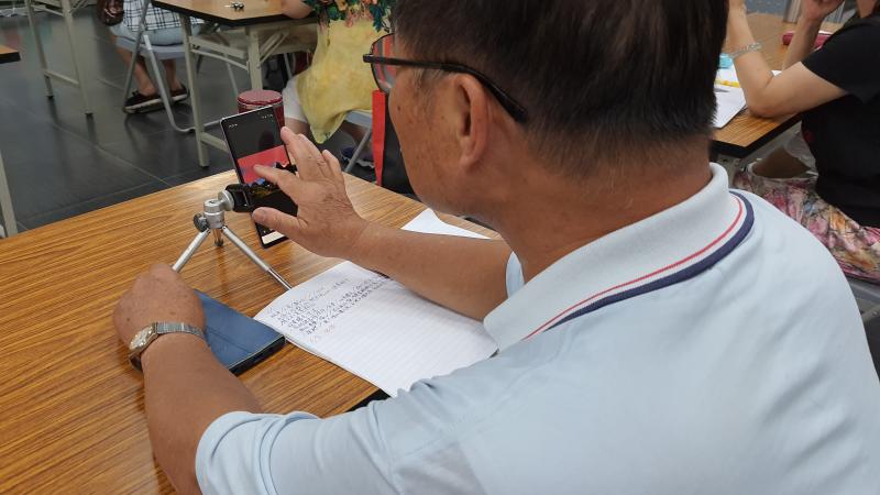 學員親自實作，使用手機app來修圖。