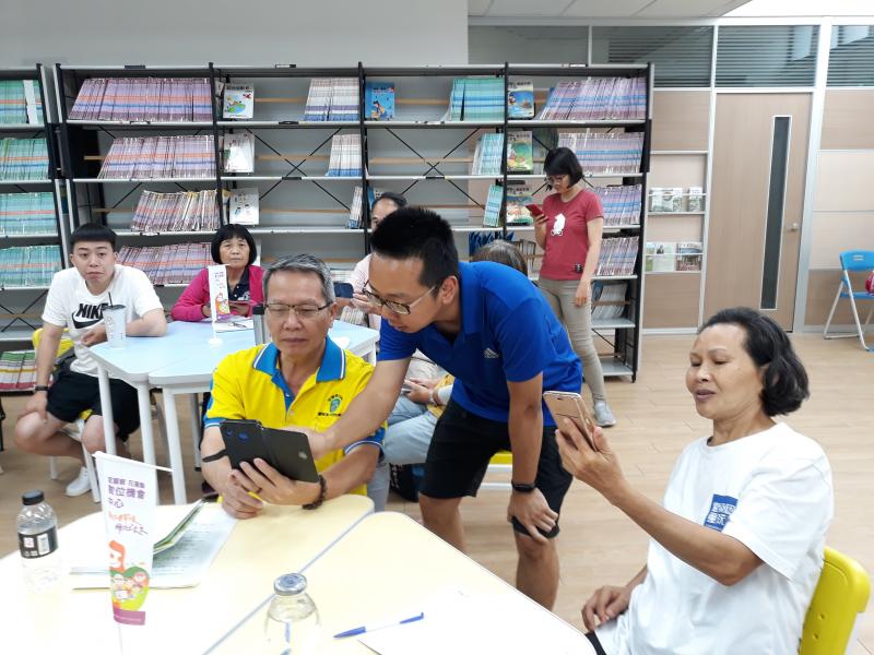 講師指導學員操作手機拍照app