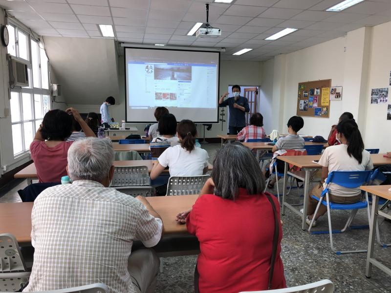 講師與學員交流，是否有長期使用社群行銷的工具。