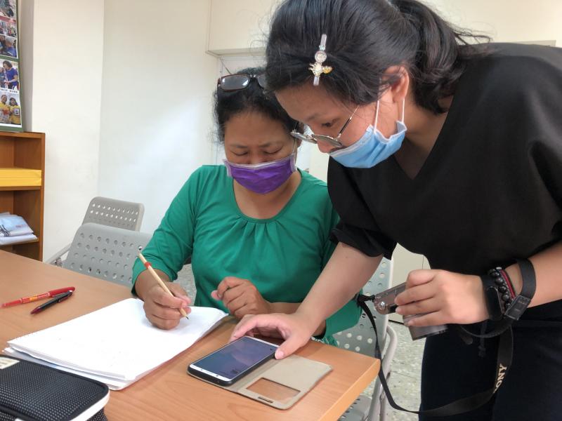 學員操作IG 軟體，並完成個人資料輸入