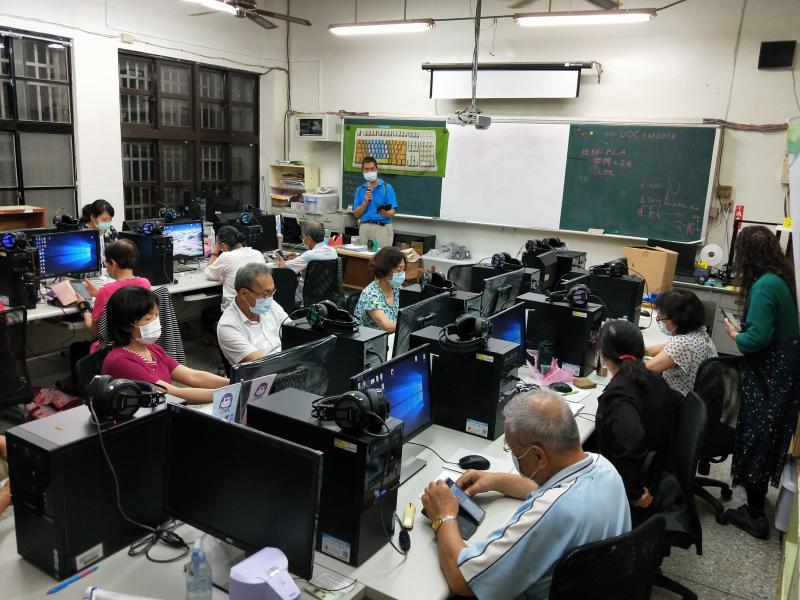 在新埔DOC上我的親朋好友-LINE,課堂進行中的情形