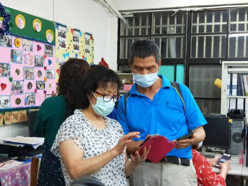 學員與講師在課堂上互動的行為,顯示師生間的活絡情形