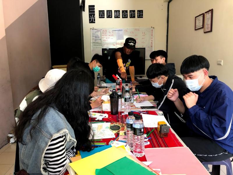行動分班今天來到三光里，三光五月桃合作社一起設計五月桃的插畫