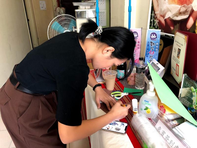 請農友大哥幫我們介紹了五月桃生命會經過的幾個階段  學員們使用手機或筆電搜尋相關的照片，並試著加入自己的想法