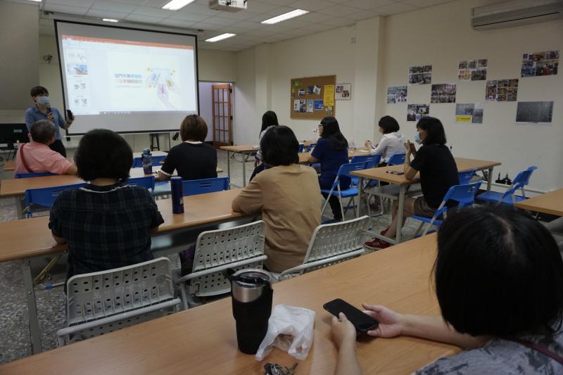 講師說明行動支付的安全性與使用方法。