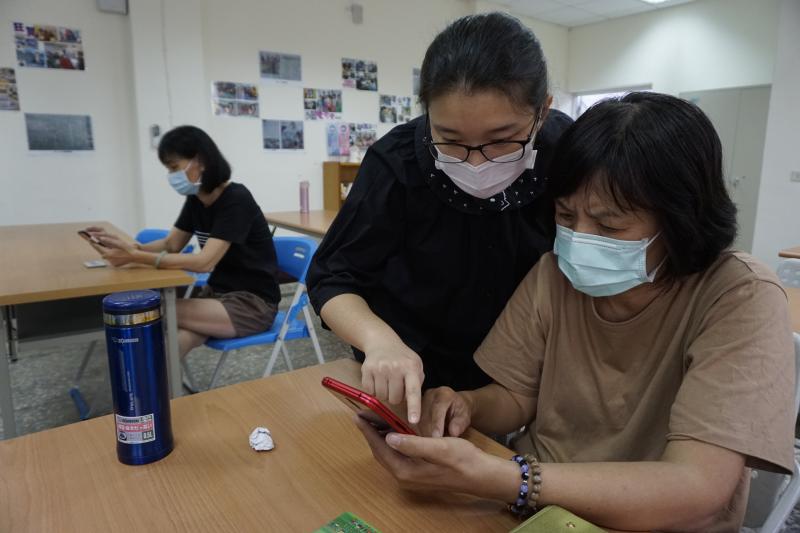 協助學員下載行動支付系統，並綁定手機。