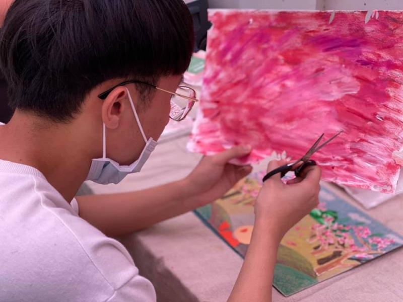 底部的背景圖好了以後，學員緊接著要剪出個別的物件