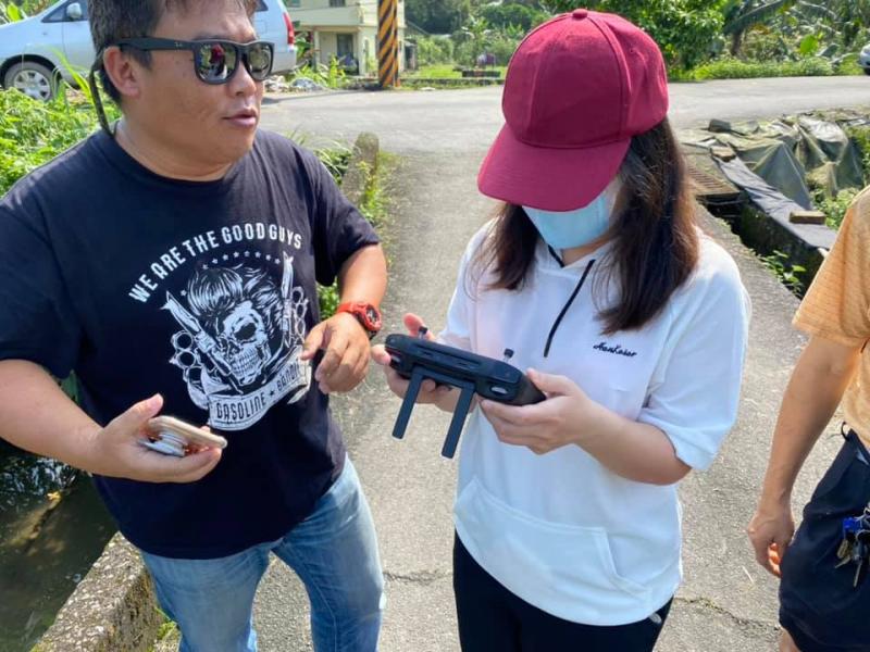 空拍機的四支翅膀快速轉動，讓機器能夠順利升空