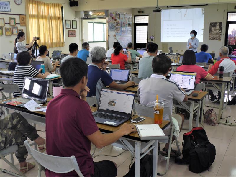 學員們一起專注學習Google商家