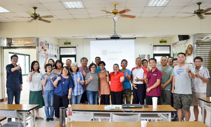 結業的學員們一起與講師群合照