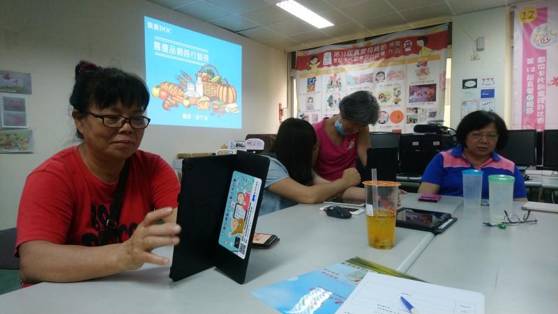 田老師說明農產品網路行銷課程之上課大概介紹，就讓大家先想想自己的手機平常在操作上，有何問題現在這個時間先給大家發問，讓大家更熟悉自己的手機。