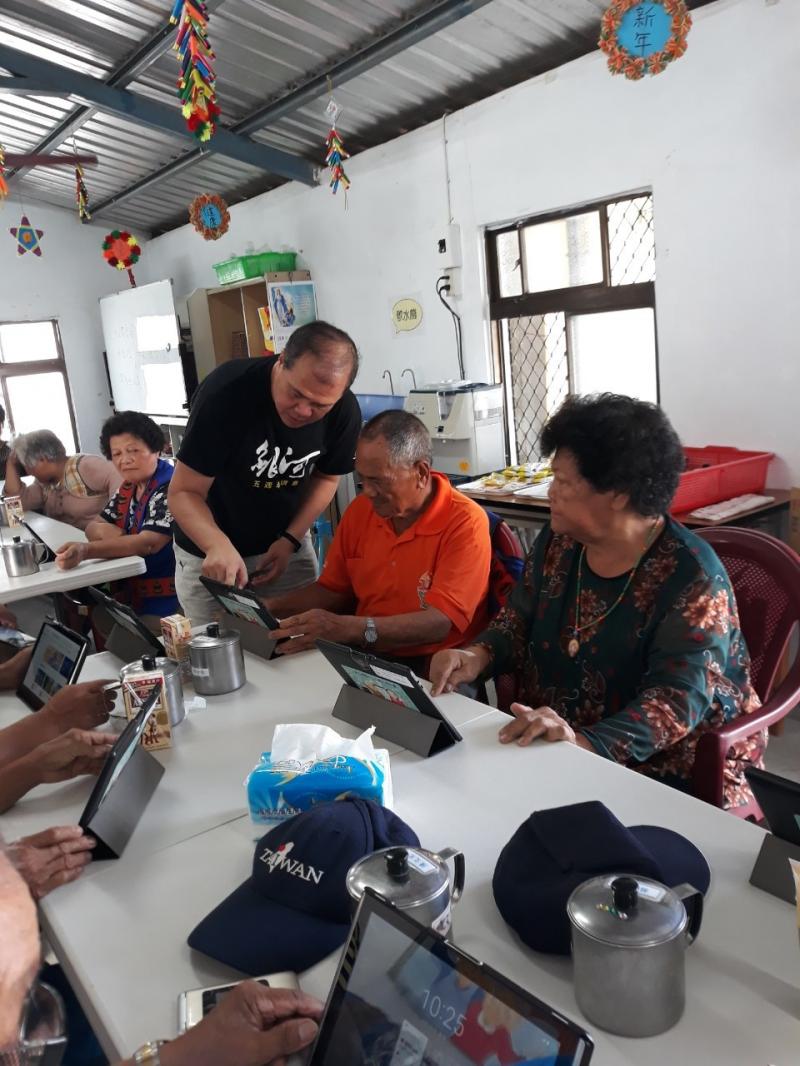 講師對學員說明GOOGLE MAP定位操作方法。