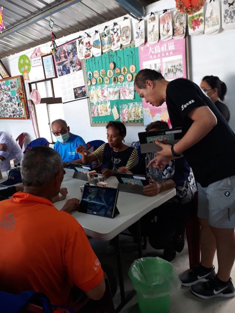 講師帶領學員使用平板電腦上課情形。