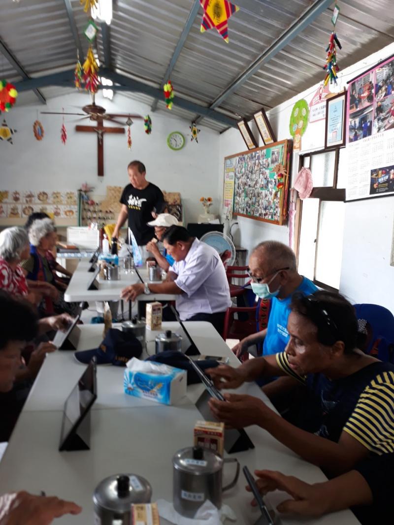 學員於課程中實際操作情形。