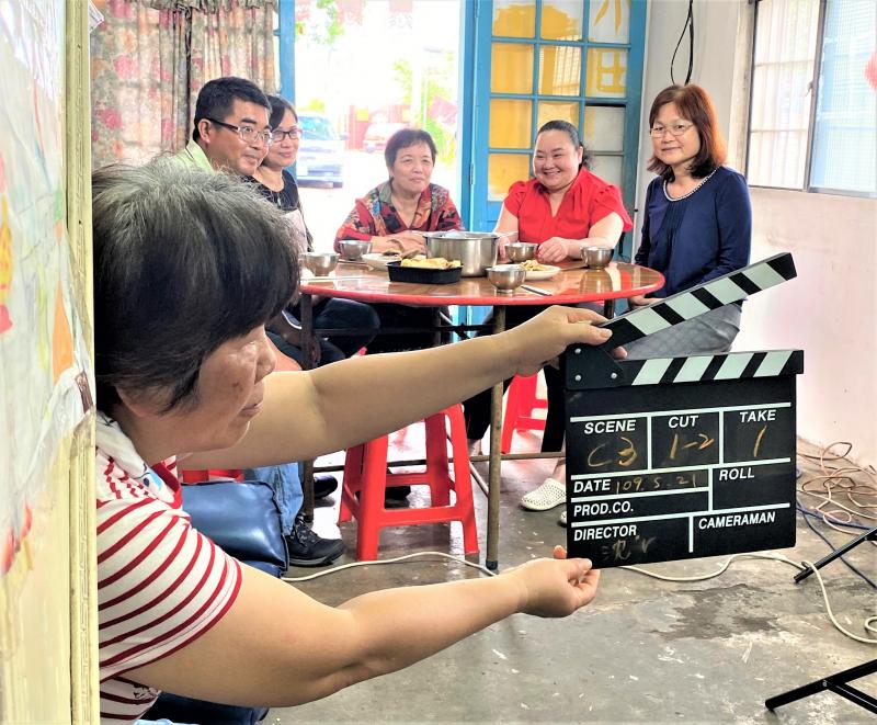 學員在場記拍板後開始下一場劇目