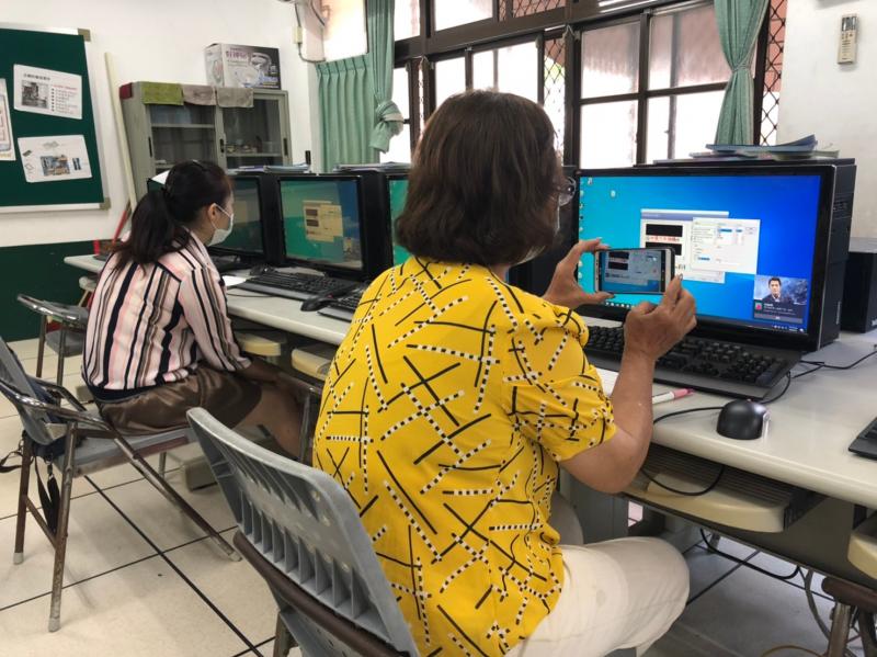 學員認真使用電子產品錄下講師的課程內容與步驟