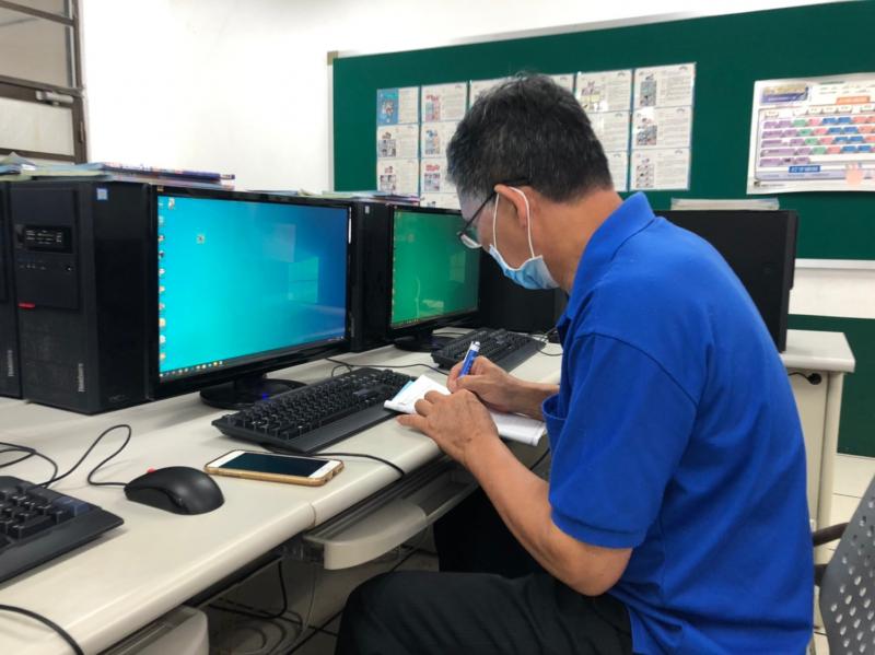 學員努力抄寫筆記，希望能回家再次練習上課內容