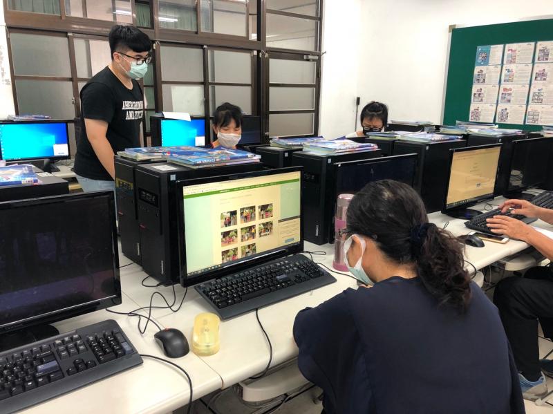 講師協助學員們學習、熟稔步驟