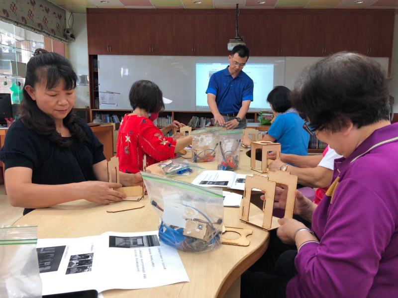 學員們認真組裝