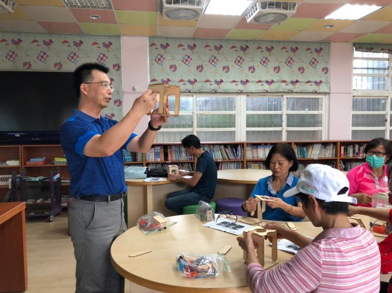 講師細心指導民眾操作