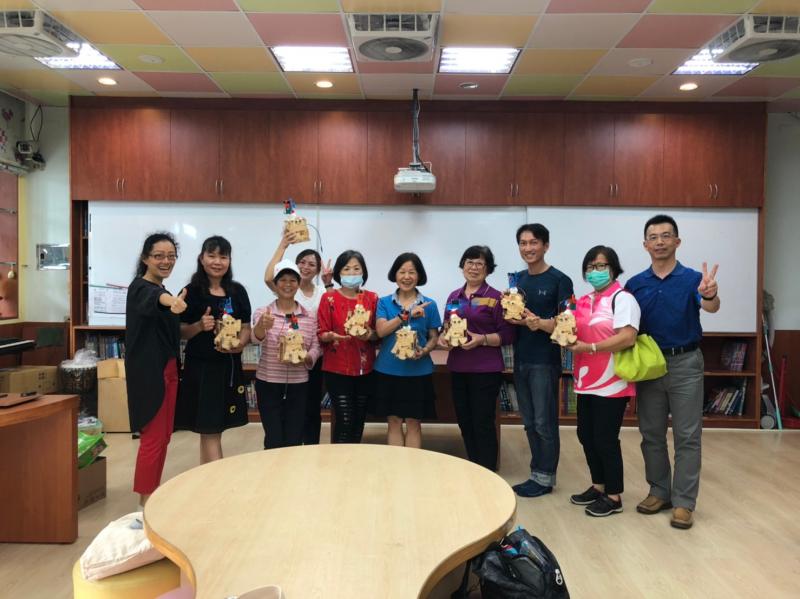 大家快樂拿著成品合影