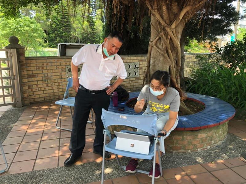 講師指導民眾如何線上預購口罩