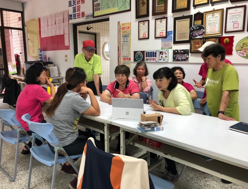 學員們認真聽課