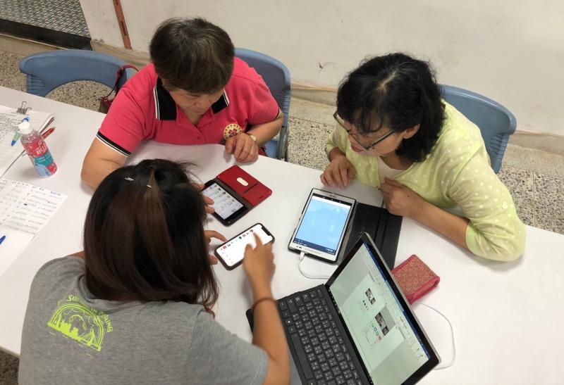 學員們試著運用手機操作