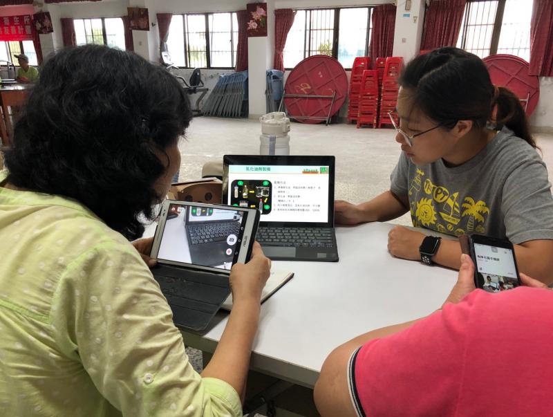 學員們運用平板紀錄上課內容