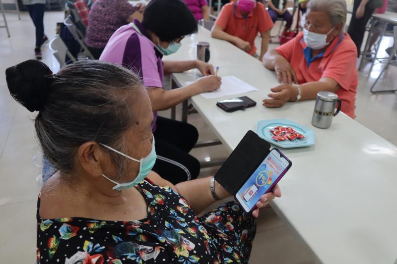 樂齡長輩上網瀏覽網頁