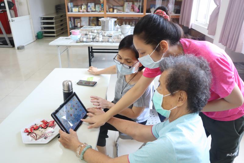 doc志工引導長輩們數位學習