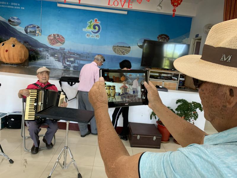 樂齡學員運用平板電腦紀錄歡樂時光