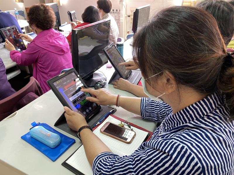 利用平板動動腦玩遊戲。