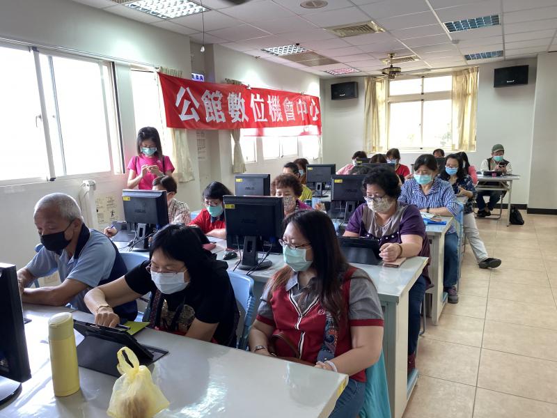 利用平板/手機同步下載「健康存摺」APP。