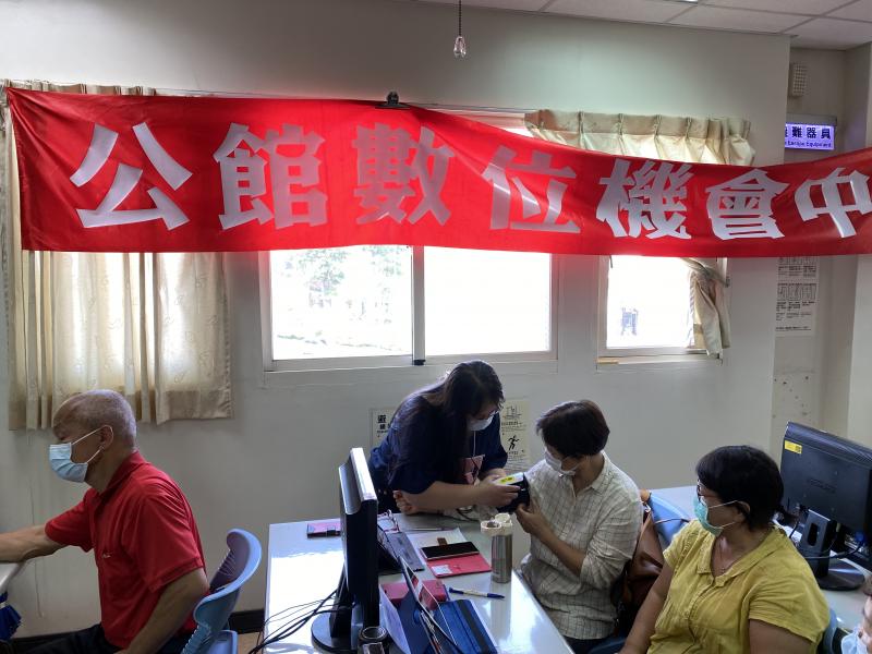 正確操作電子血壓計並進行量測。