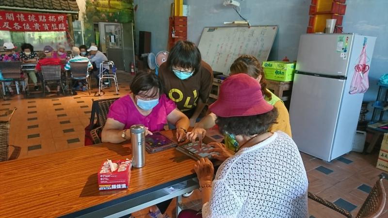 教課完後，教學員玩動動腦的小遊戲。