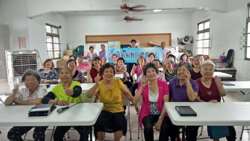 學員開心的與老師大合照