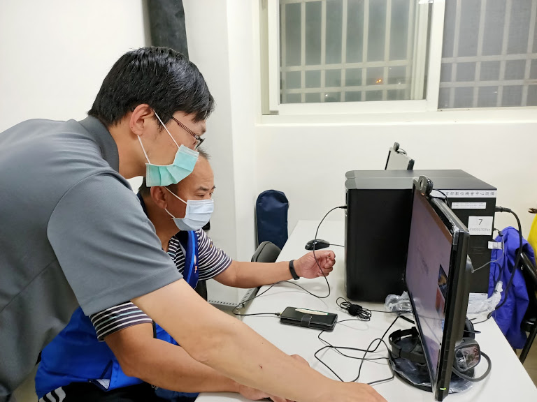 老師帶著學員操作