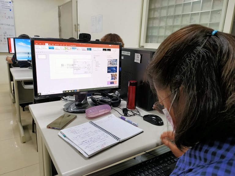 學員認真做筆記