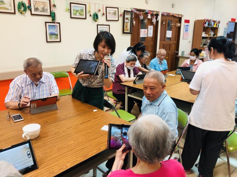 講師講解平板如何操作