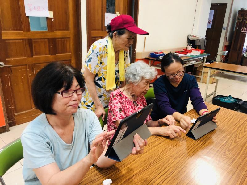 學員依照講師指示操作平板