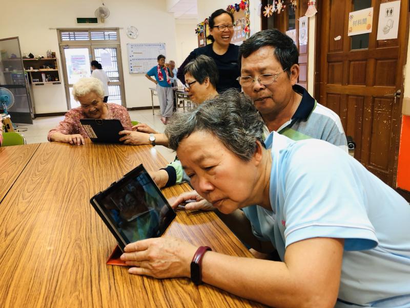 學員在聼剛剛自己錄的影片