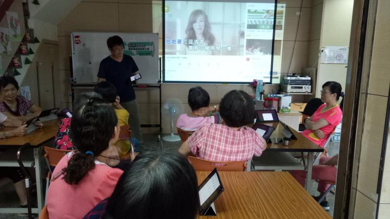 老師實際操作教導學員使用藍芽連接音響來聽音樂.