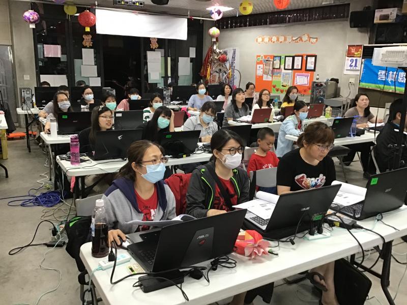 在社區上文創創意雷雕製作初階班學員上課情形