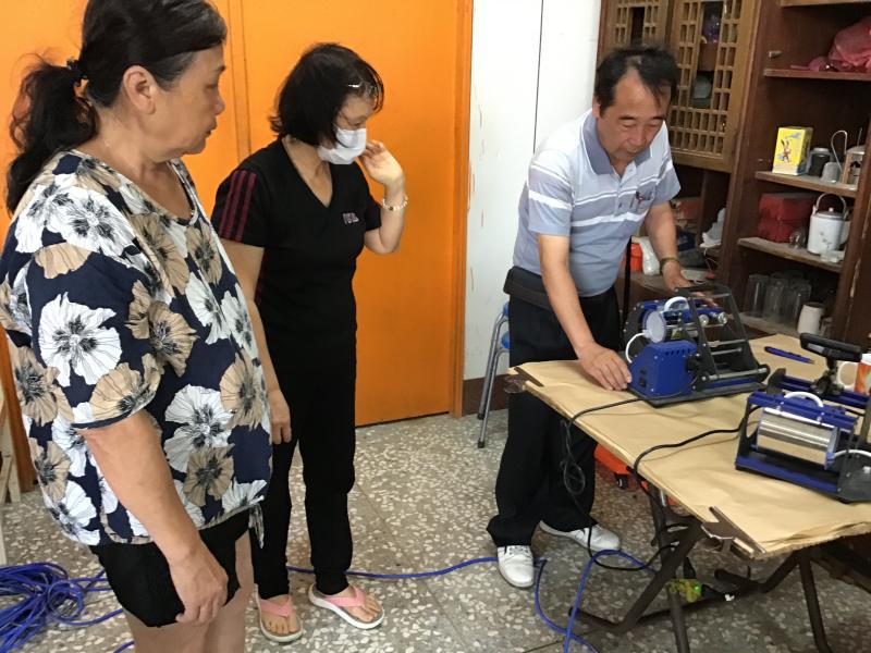 指導學員使用馬克杯轉印