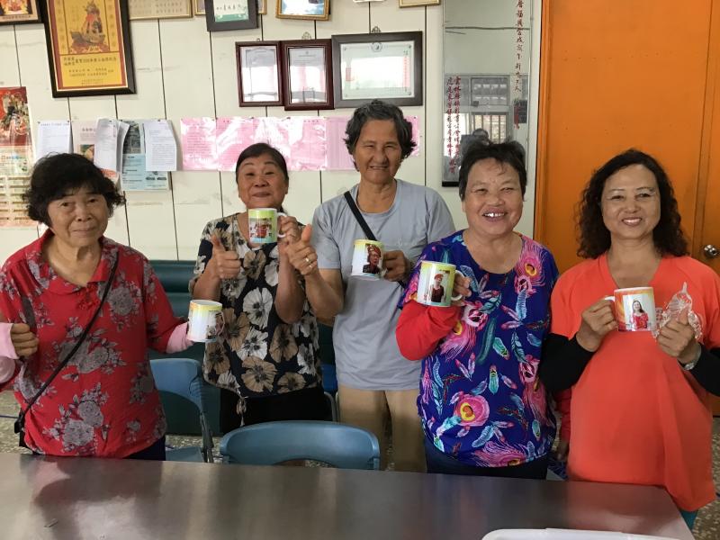 學員與馬克杯設計之作品合照