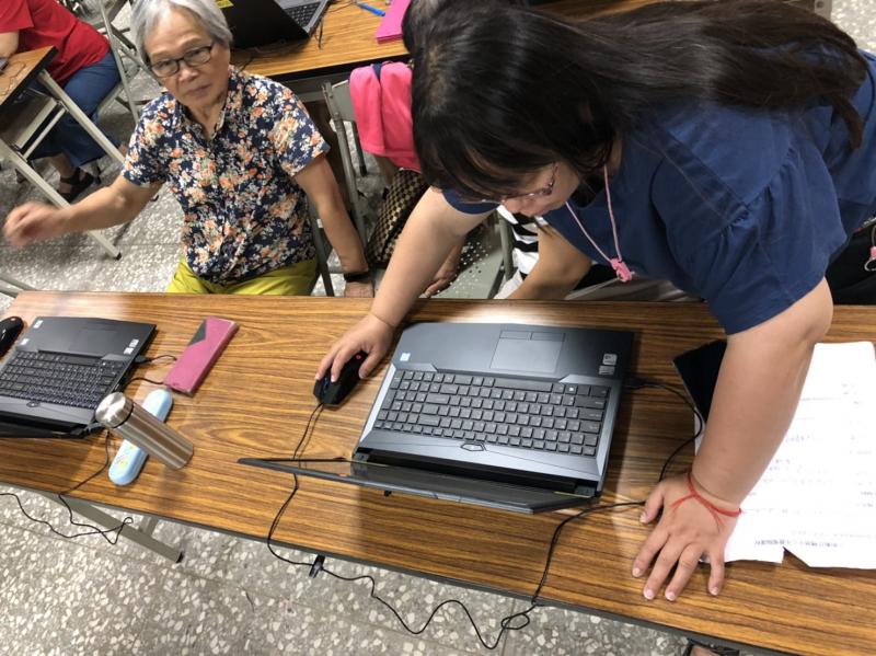 助教協助學員筆電斷網處理。