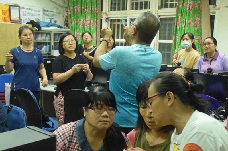 老師示範編織程序操作。