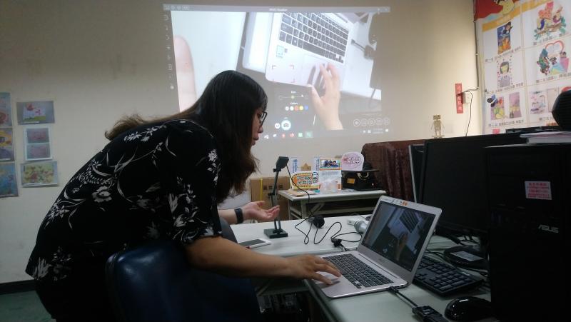 田老師為了讓大家看得更明瞭，加掛了實物投影機，學習品質更優。